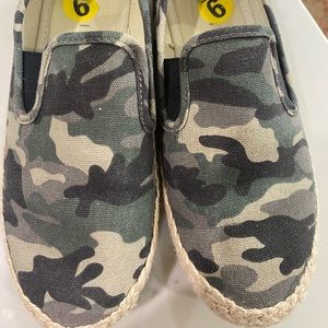 Esprit casual canvas camo with jute trim slip on in size 9